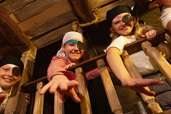 Питер Пен и Динь-Динь в поисках сокровищ